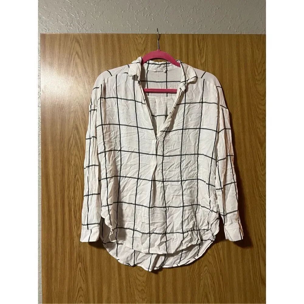 Lush White Plaid Woman’s Long Sleeve V-Neck Top Size Medium